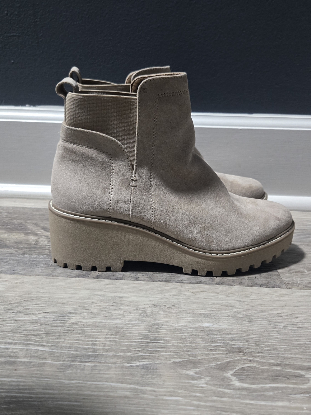 Dolce Vita Rielle Women’s 10 Taupe Suede Wedge Rugged Chunky Ankle Chelsea Boots